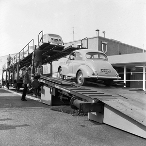 841455 Afbeelding van de demonstratie van een dubbeldekwagen voor autovervoer op de stand van de Nederlandse Spoorwegen ...